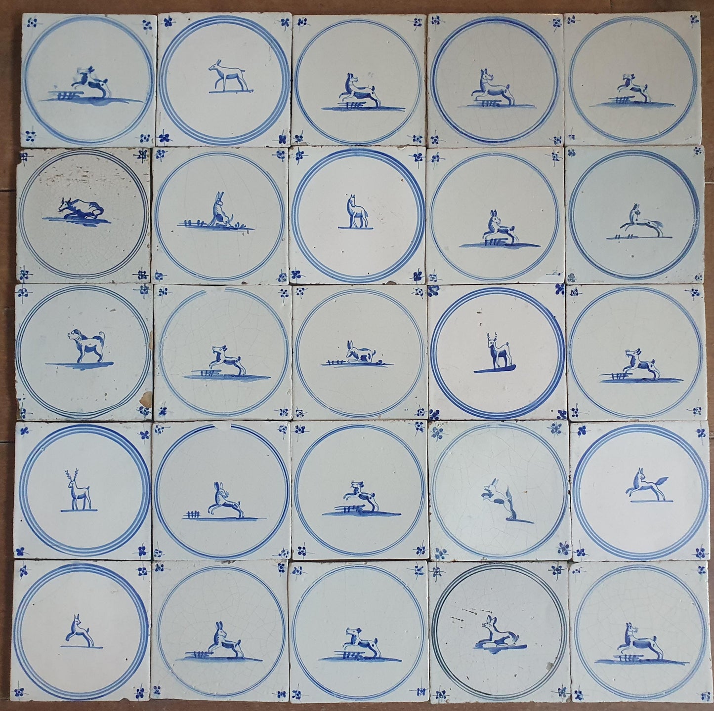 Een set van 25 antieke 18e/19e eeuw Delfte tegels. Nederlands Delfts blauw, tilepanel cirkeltegels met dieren, wandtegels voor backsplash of fireplace