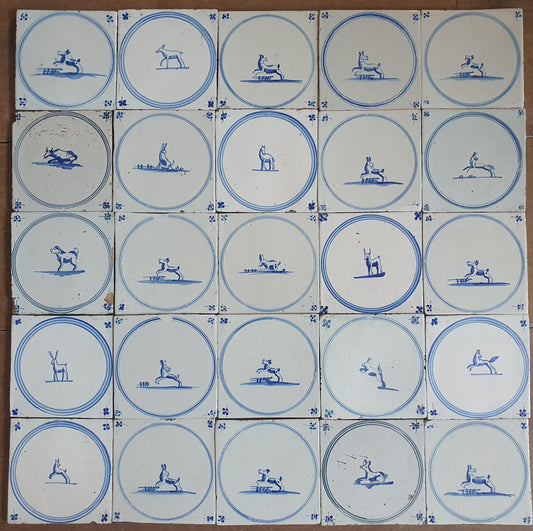 Een set van 25 antieke 18e/19e eeuw Delfte tegels. Nederlands Delfts blauw, tilepanel cirkeltegels met dieren, wandtegels voor backsplash of fireplace