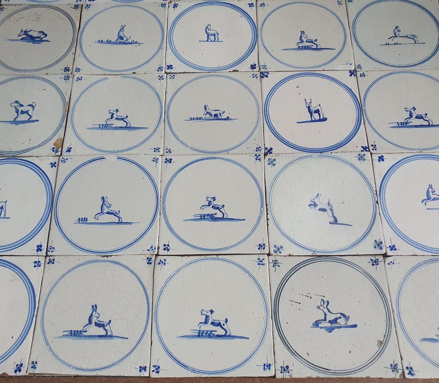 Een set van 25 antieke 18e/19e eeuw Delfte tegels. Nederlands Delfts blauw, tilepanel cirkeltegels met dieren, wandtegels voor backsplash of fireplace