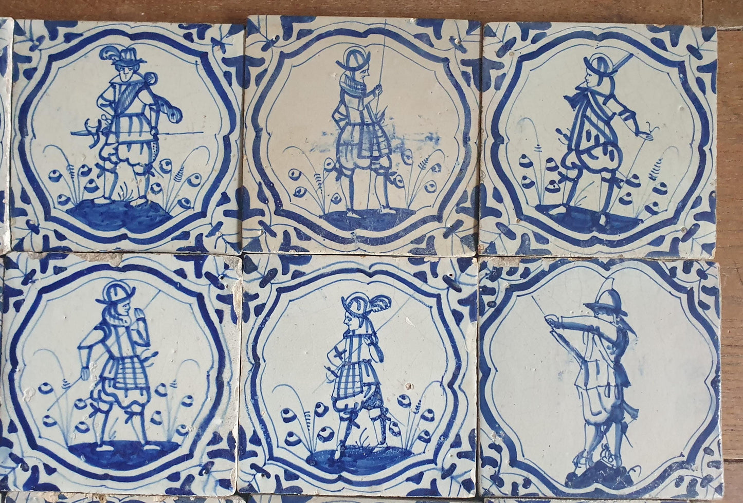 12 Delftse met musketieren en soldaten; antieke Delft Blue Dutch 17e eeuw, verzameltegel, backsplash, fireplace