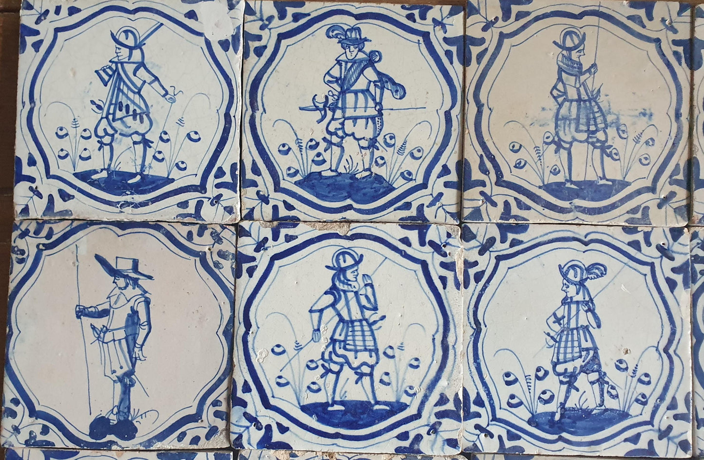 12 Delftse met musketieren en soldaten; antieke Delft Blue Dutch 17e eeuw, verzameltegel, backsplash, fireplace