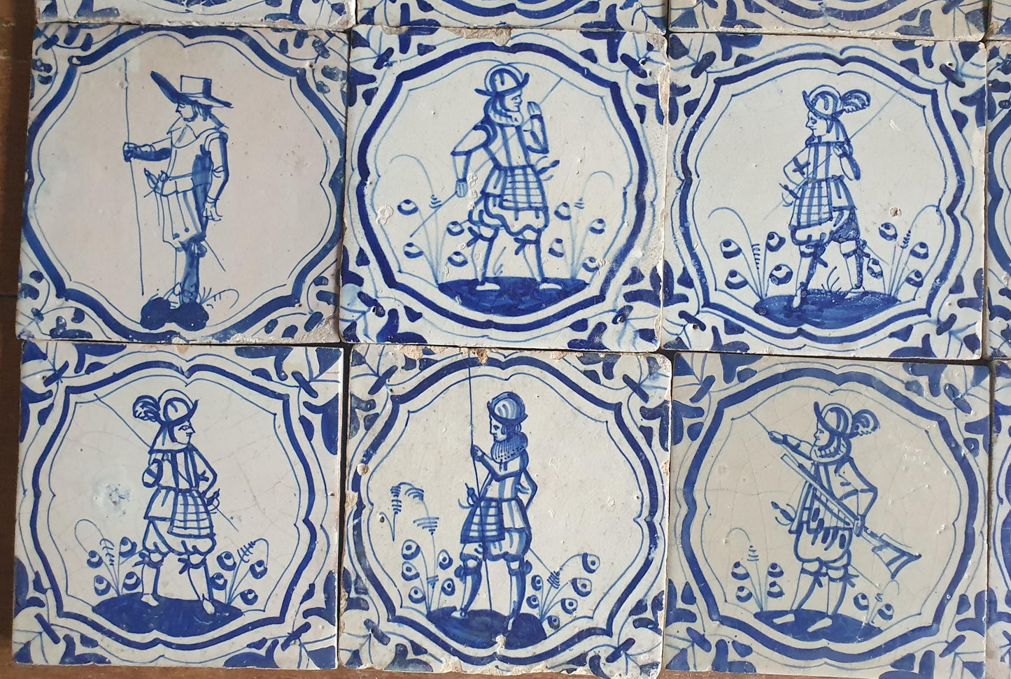 12 Delftse met musketieren en soldaten; antieke Delft Blue Dutch 17e eeuw, verzameltegel, backsplash, fireplace