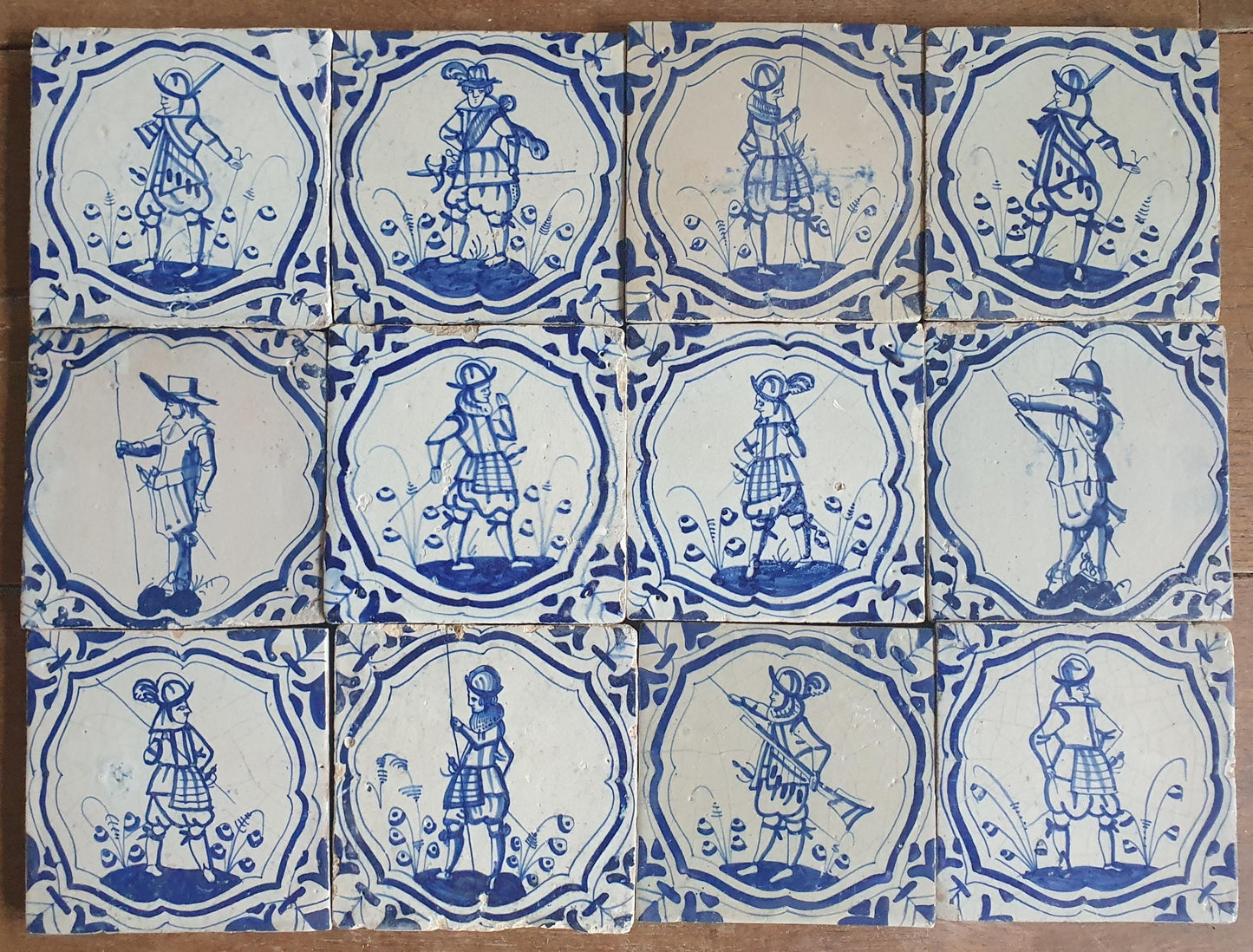 12 Delftse met musketieren en soldaten; antieke Delft Blue Dutch 17e eeuw, verzameltegel, backsplash, fireplace