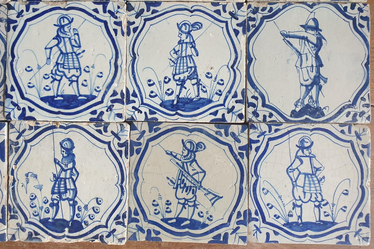 12 Delftse met musketieren en soldaten; antieke Delft Blue Dutch 17e eeuw, verzameltegel, backsplash, fireplace
