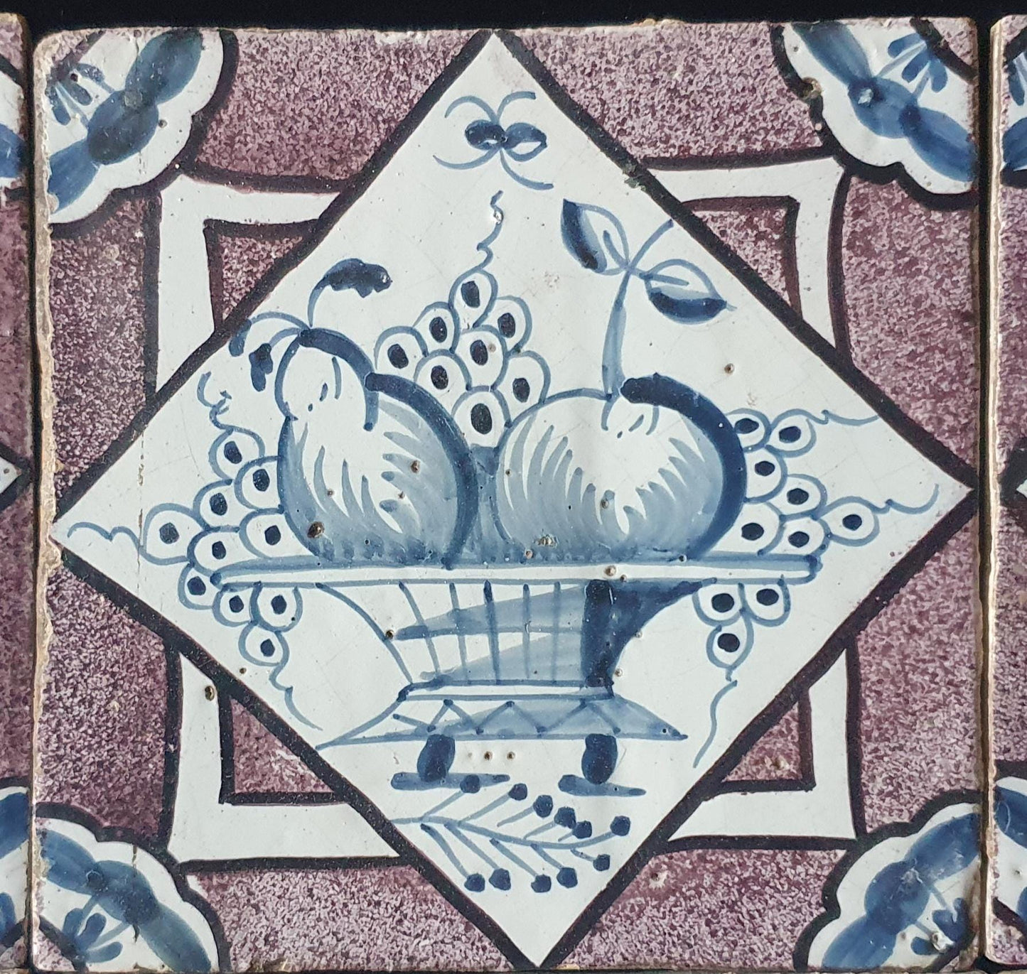 Een set van 6 antieke 18e eeuwse Delftse tegels in de kleuren blauw en mangaan; Delft Blue Dutch backsplash fireplace tiles.