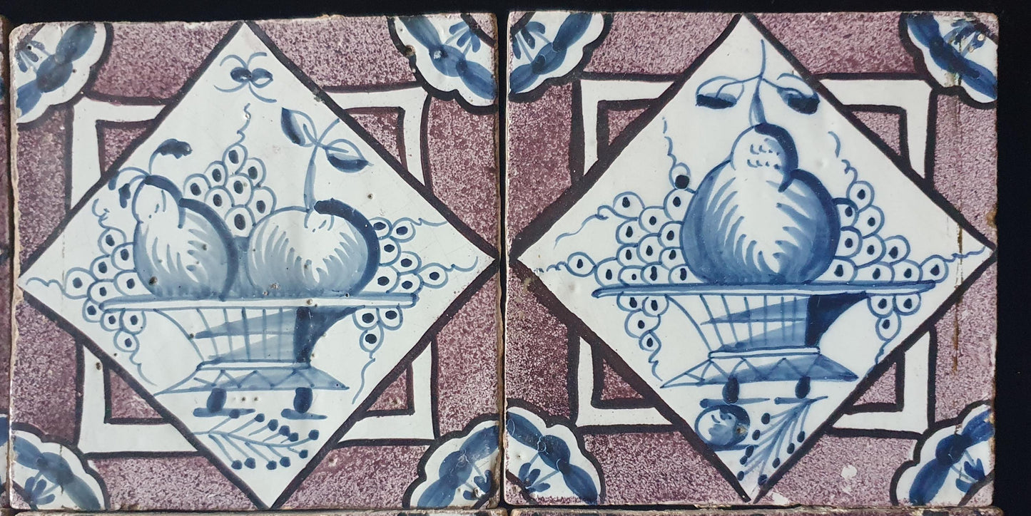 Een set van 6 antieke 18e eeuwse Delftse tegels in de kleuren blauw en mangaan; Delft Blue Dutch backsplash fireplace tiles.