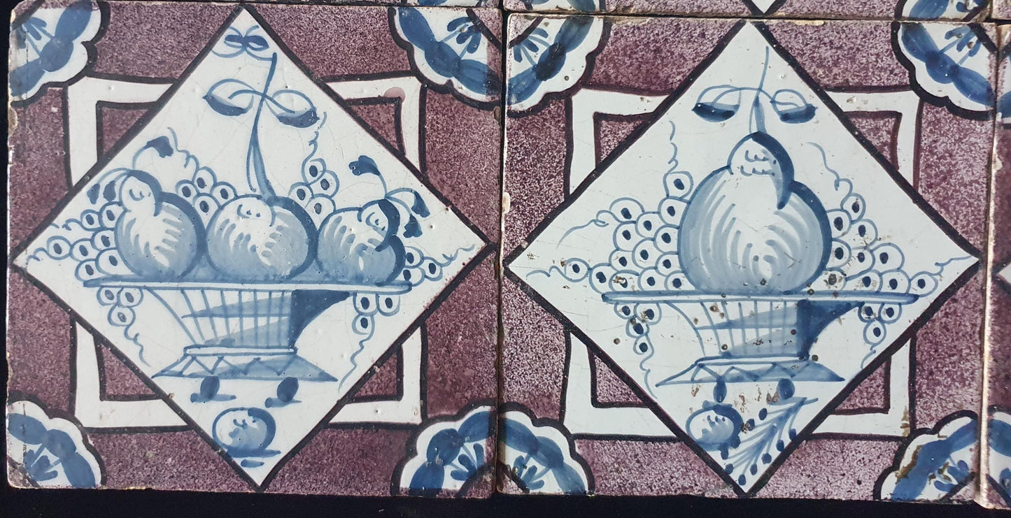 Een set van 6 antieke 18e eeuwse Delftse tegels in de kleuren blauw en mangaan; Delft Blue Dutch backsplash fireplace tiles.