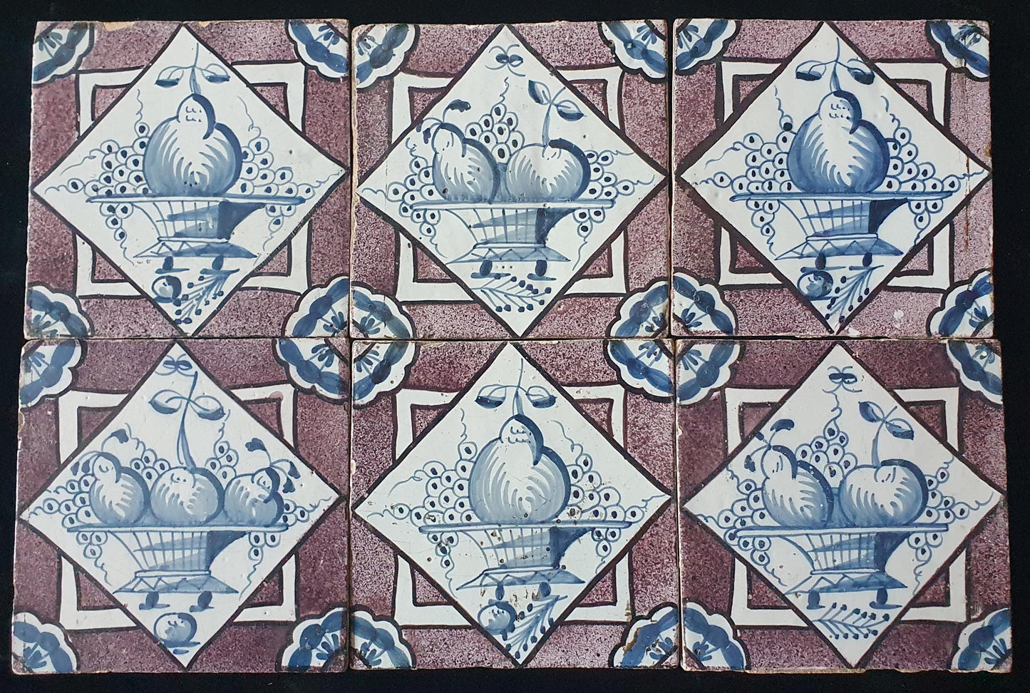 Een set van 6 antieke 18e eeuwse Delftse tegels in de kleuren blauw en mangaan; Delft Blue Dutch backsplash fireplace tiles.