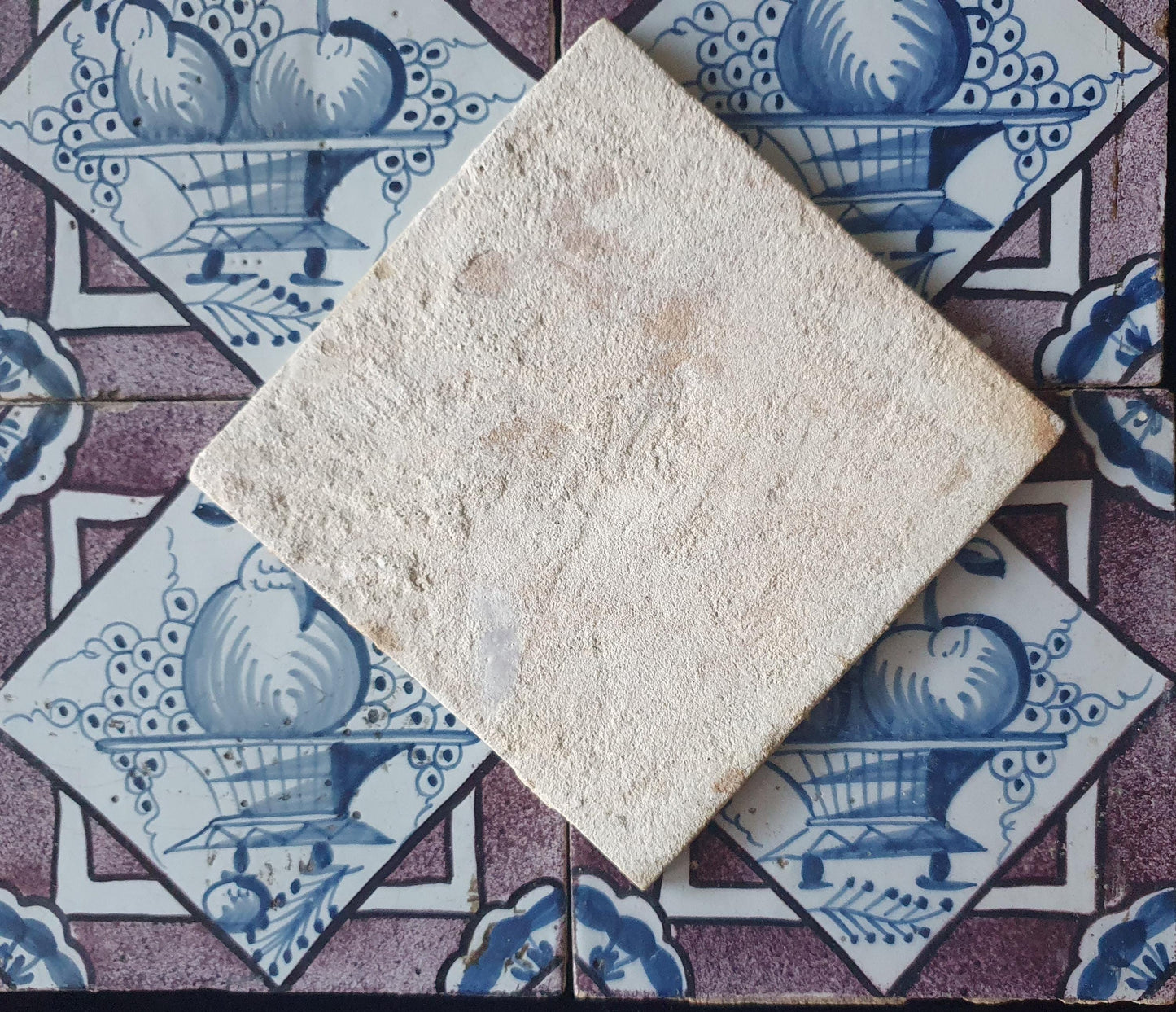 Een set van 6 antieke 18e eeuwse Delftse tegels in de kleuren blauw en mangaan; Delft Blue Dutch backsplash fireplace tiles.