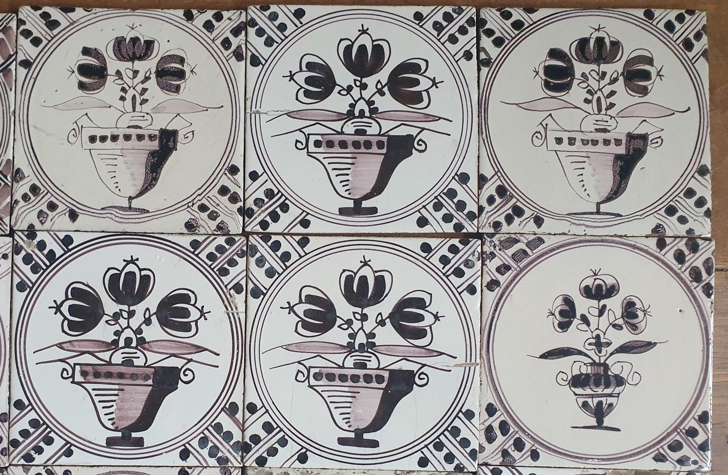 Set van 15 antieke Nederlandse wandtegels, cirkeltegels met bloemvazen in de kleur mangaan; Delft Blue Dutch backsplash fireplace tiles.