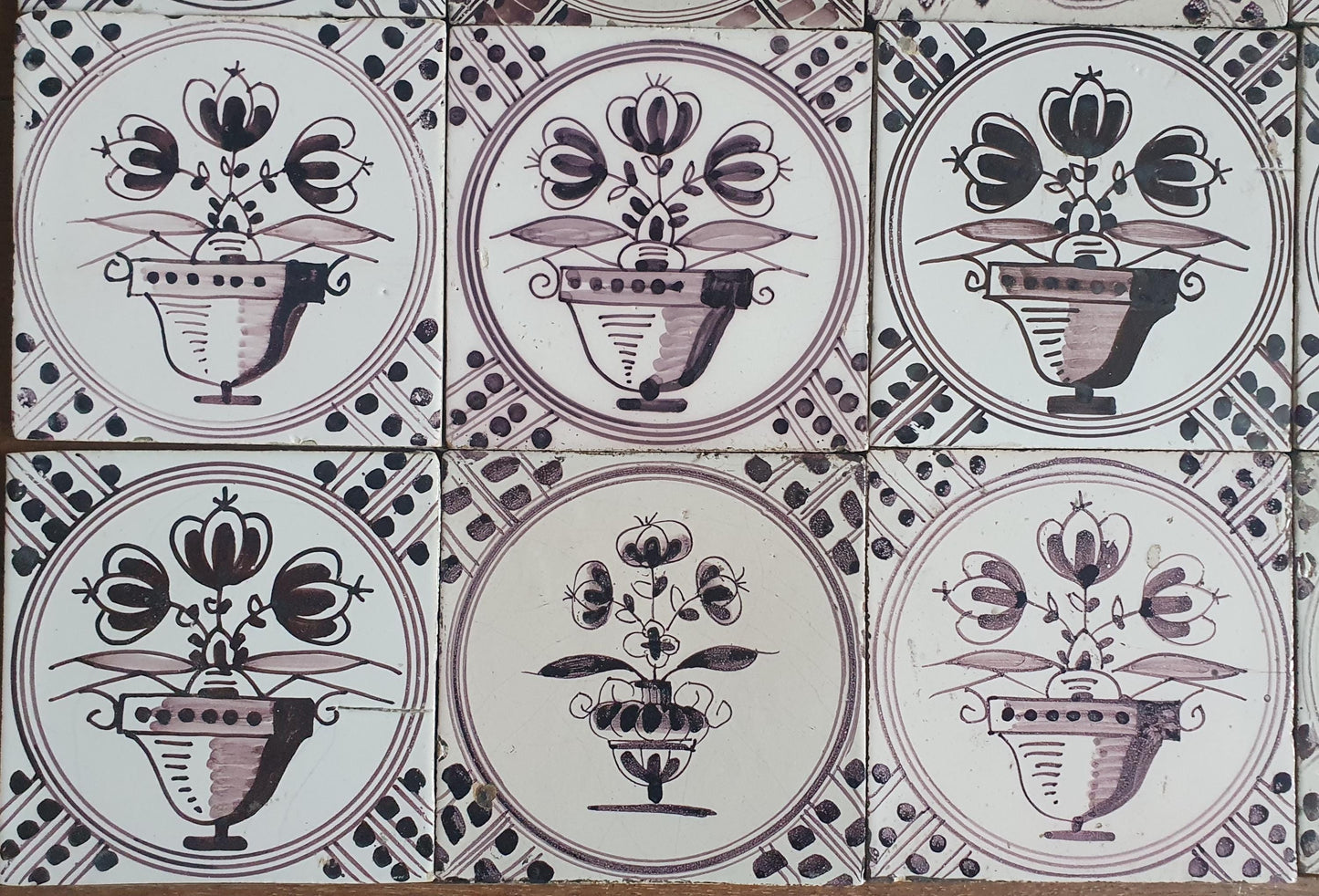 Set van 15 antieke Nederlandse wandtegels, cirkeltegels met bloemvazen in de kleur mangaan; Delft Blue Dutch backsplash fireplace tiles.