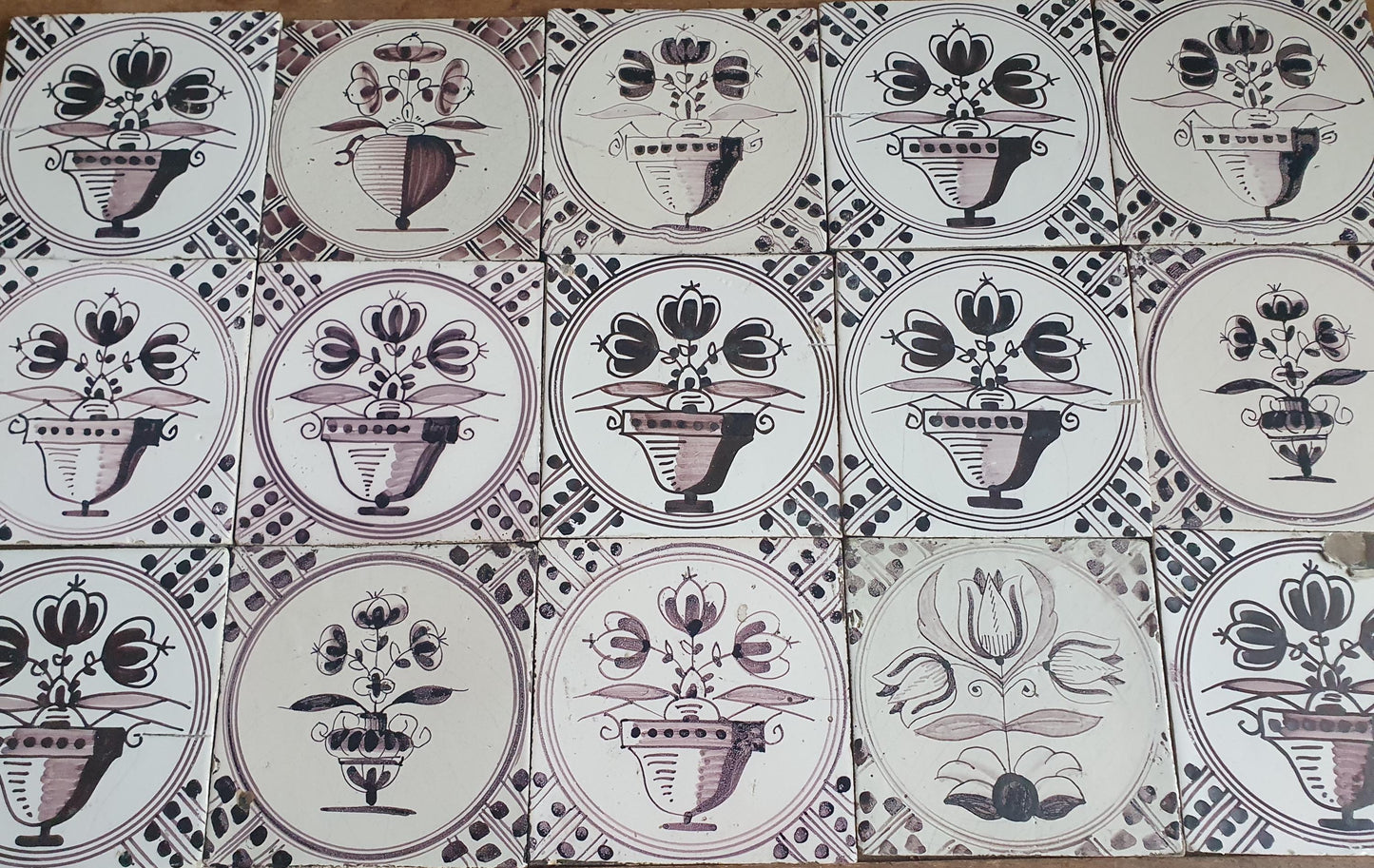 Set van 15 antieke Nederlandse wandtegels, cirkeltegels met bloemvazen in de kleur mangaan; Delft Blue Dutch backsplash fireplace tiles.