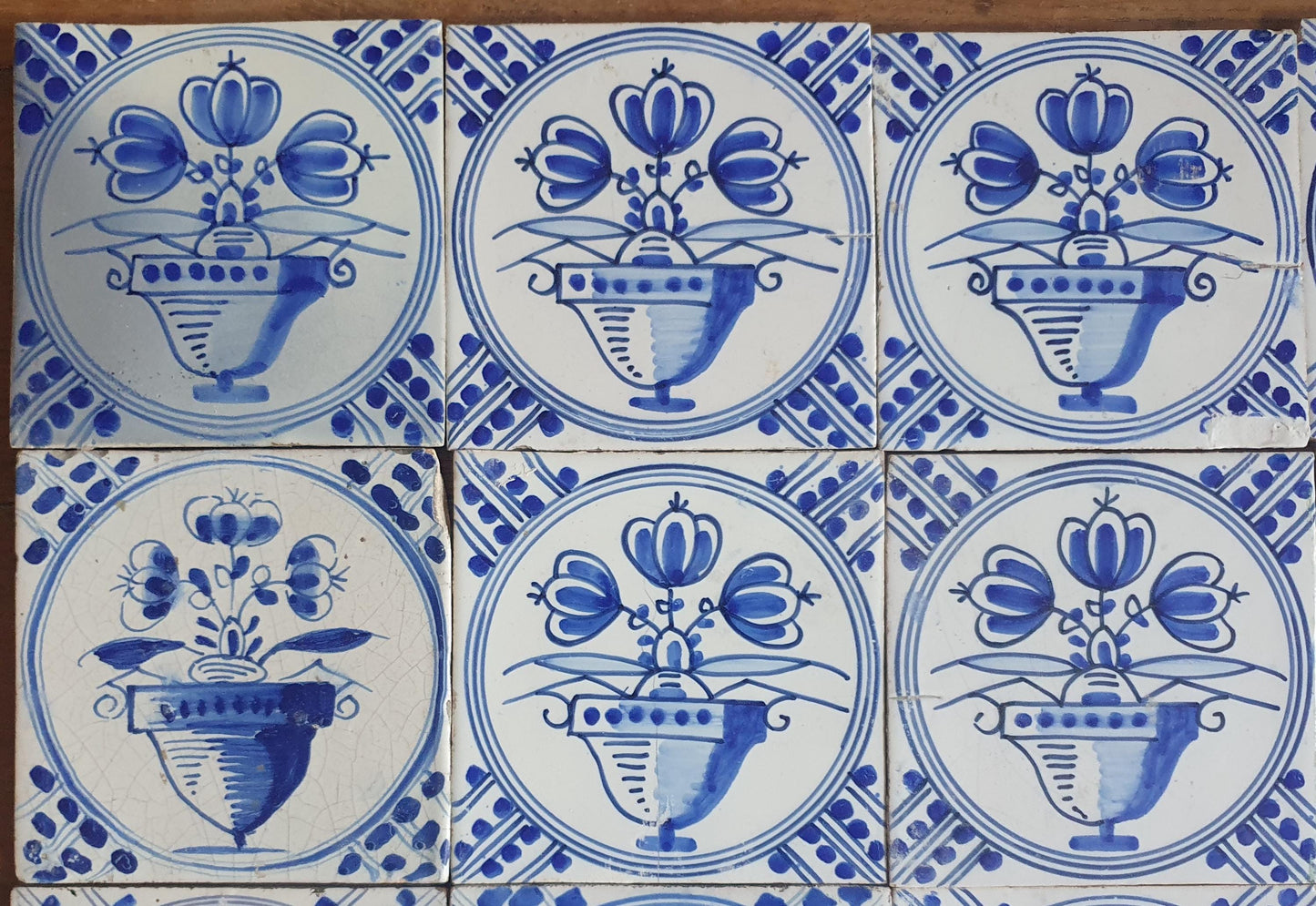 Set van 16 antieke Nederlandse wandtegels, cirkeltegels met bloemvazen in de kleur blauw; Delft Blue Dutch backsplash fireplace tiles.