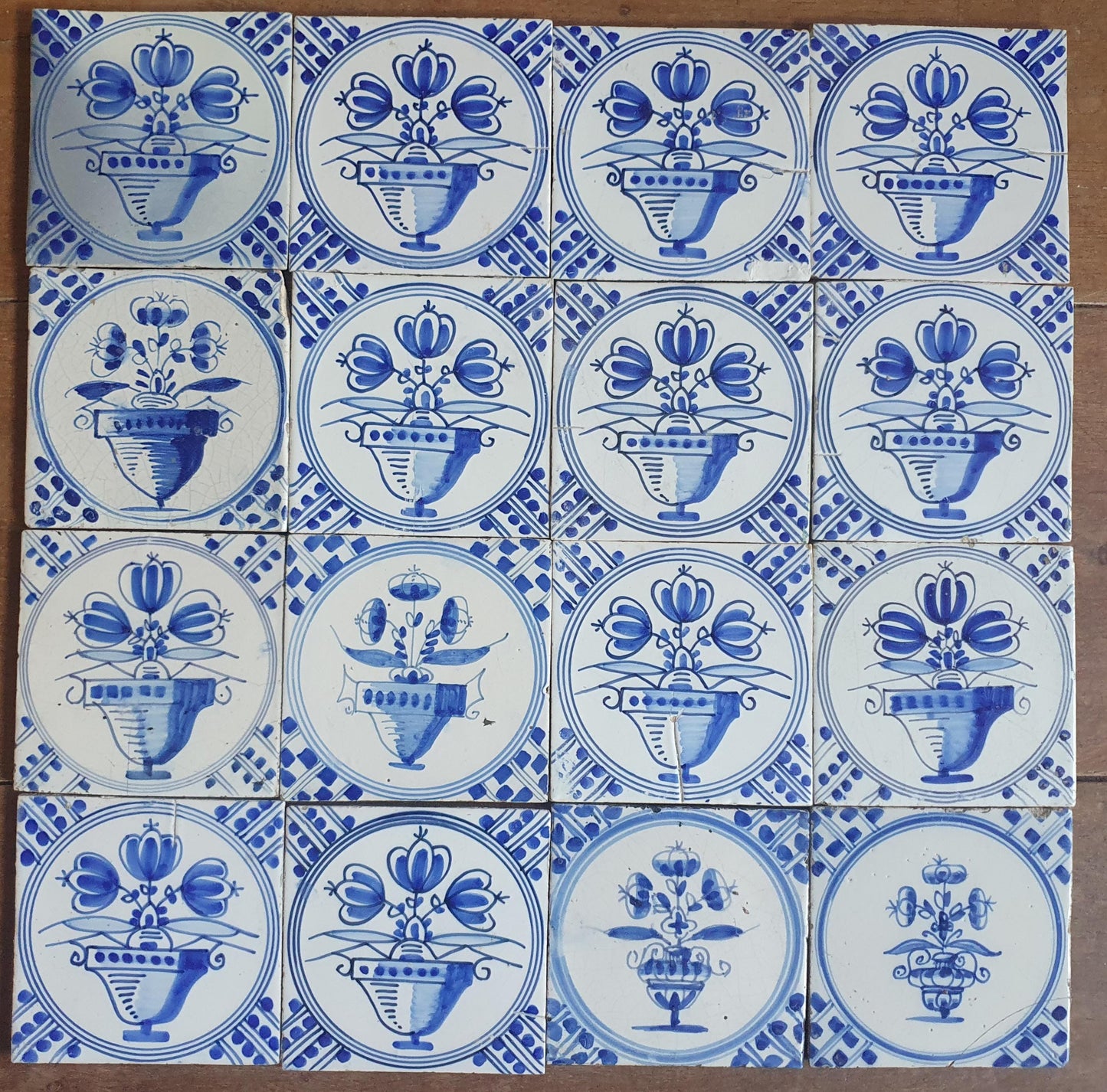 Set van 16 antieke Nederlandse wandtegels, cirkeltegels met bloemvazen in de kleur blauw; Delft Blue Dutch backsplash fireplace tiles.