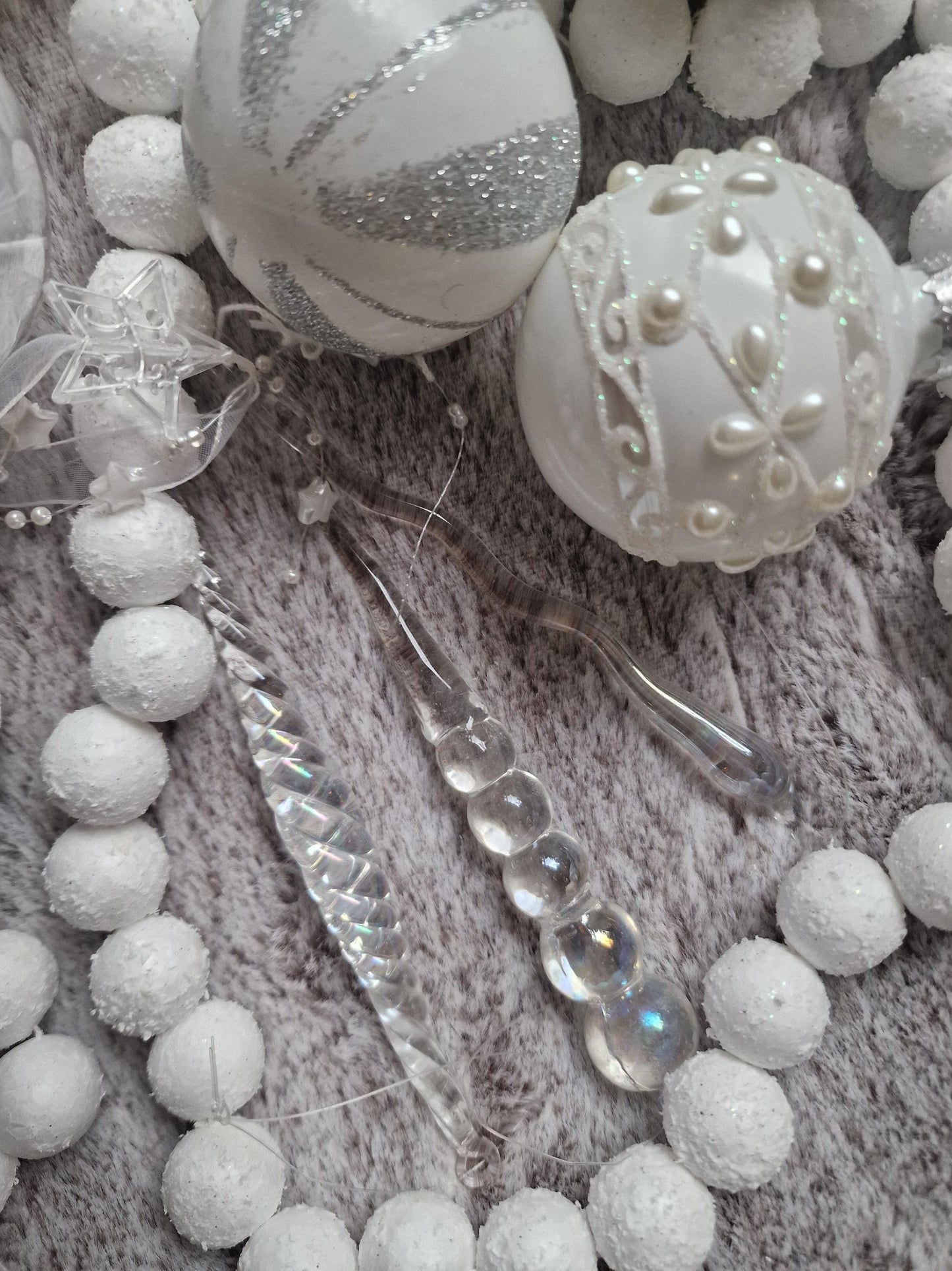 Exclusive christmas baubles plus garlands in pearl and white