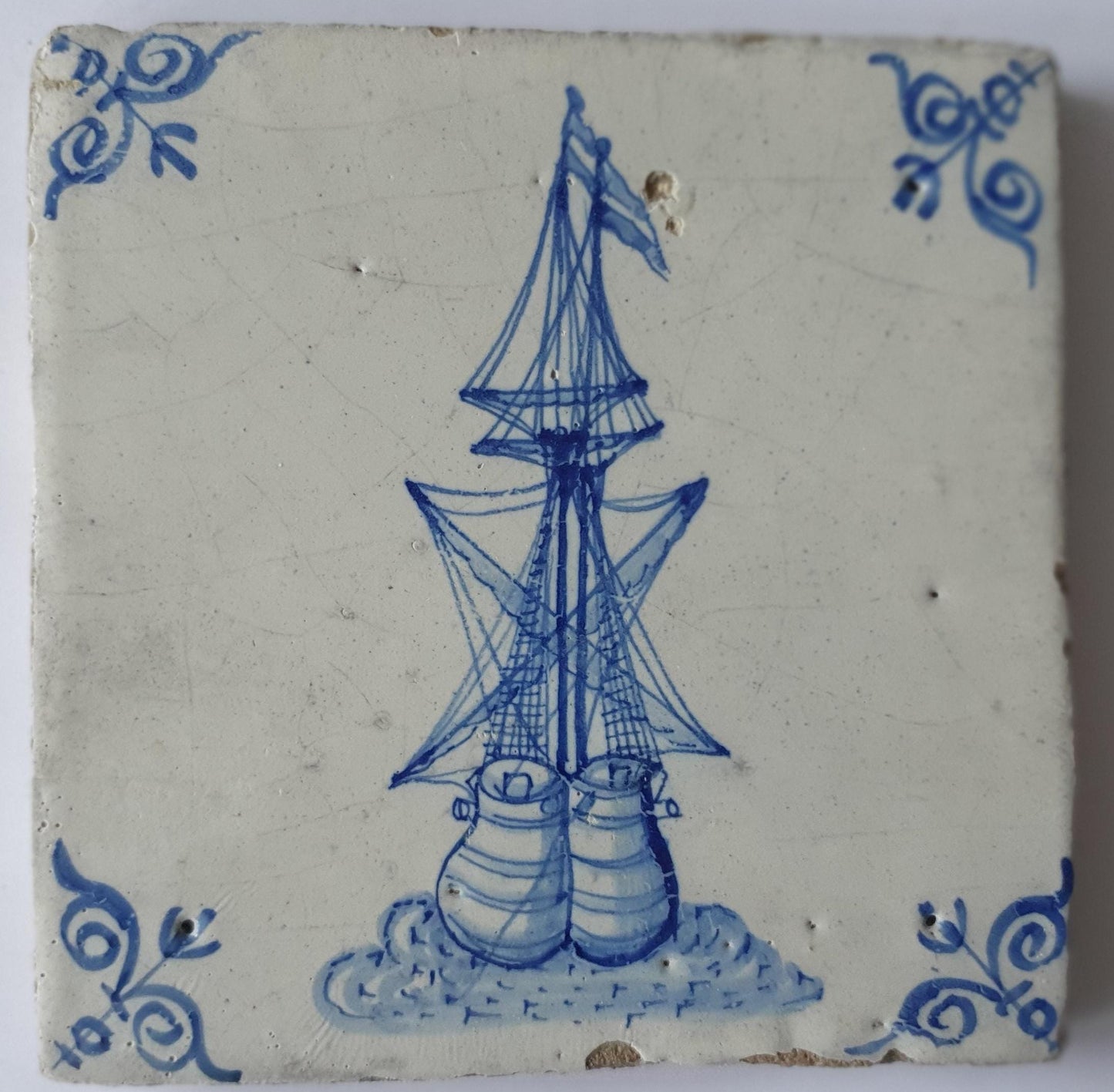 Tegel met een frontaal driemaster schip; antieke Delft Blue Dutch 17e eeuw, verzameltegel, backsplash, fireplace