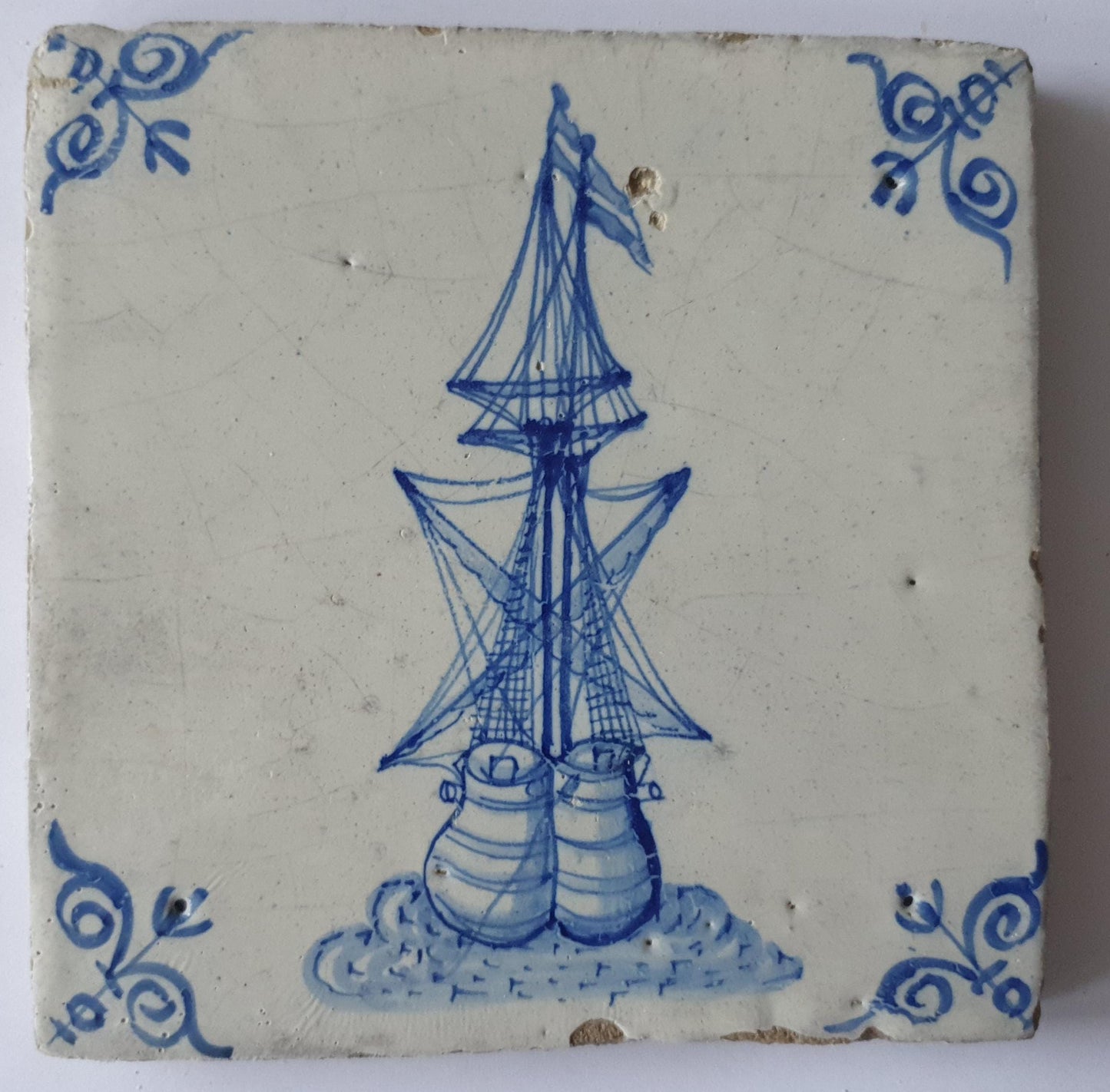 Tegel met een frontaal driemaster schip; antieke Delft Blue Dutch 17e eeuw, verzameltegel, backsplash, fireplace