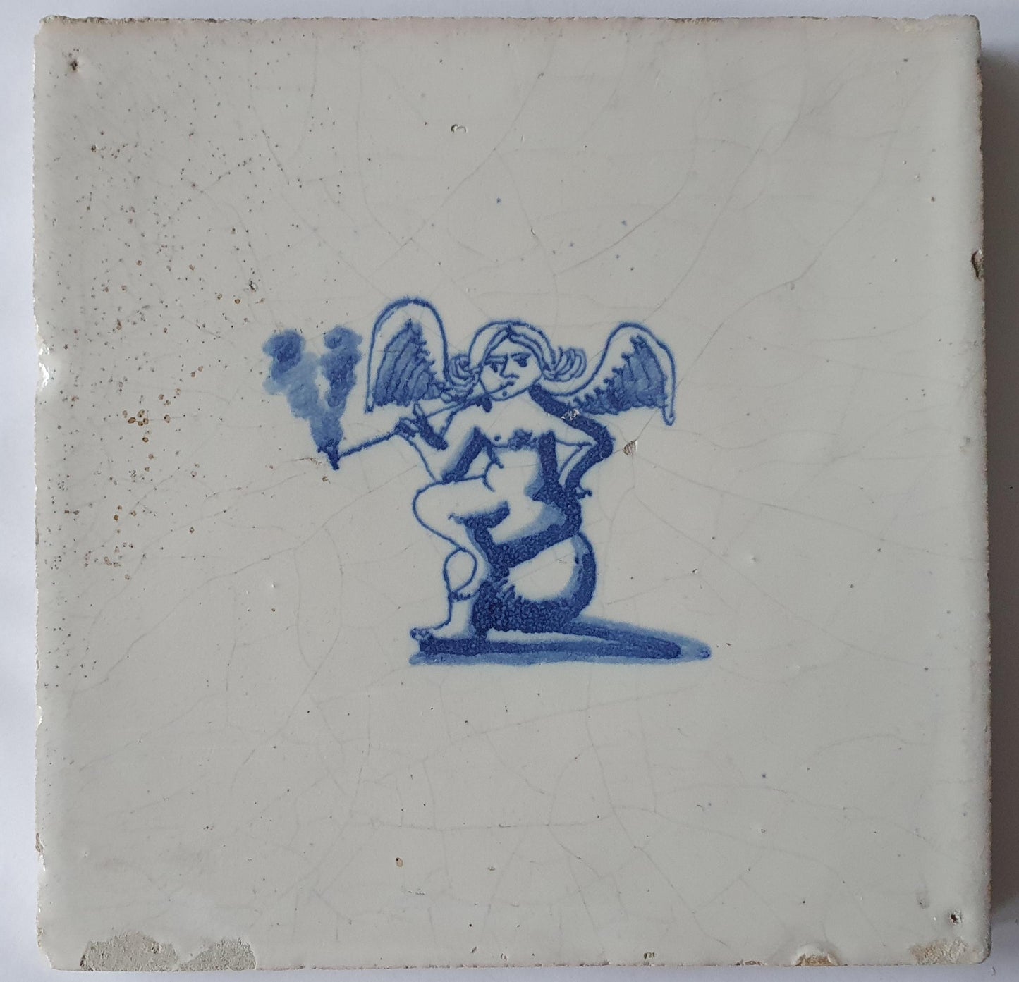 Delftse tegel uit de late 17e eeuw, een pijp rokende Cupido; antieke Delft Blue Dutch 17e eeuw, verzameltegel, backsplash, fireplace