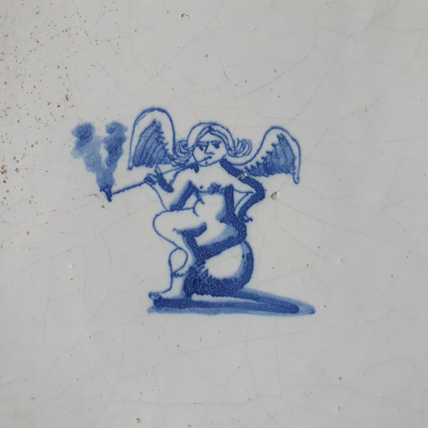 Delftse tegel uit de late 17e eeuw, een pijp rokende Cupido; antieke Delft Blue Dutch 17e eeuw, verzameltegel, backsplash, fireplace