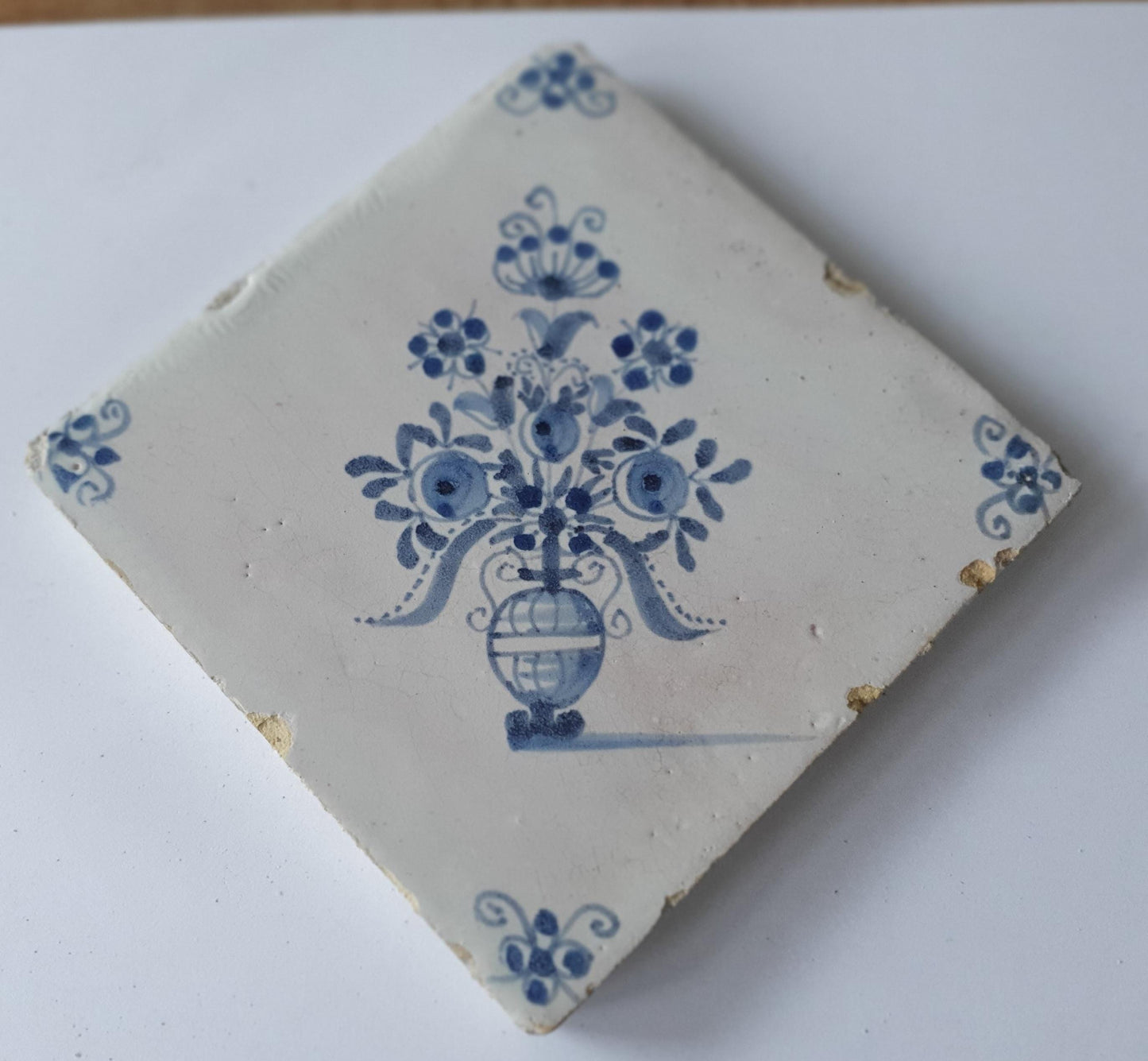 Overhoekse Delftse tegel uit de 17e eeuw,  antieke Delft Blue Dutch 17e eeuw, verzameltegel, backsplash, fireplace