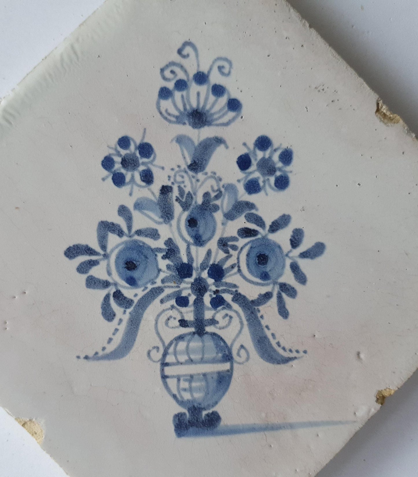 Overhoekse Delftse tegel uit de 17e eeuw,  antieke Delft Blue Dutch 17e eeuw, verzameltegel, backsplash, fireplace