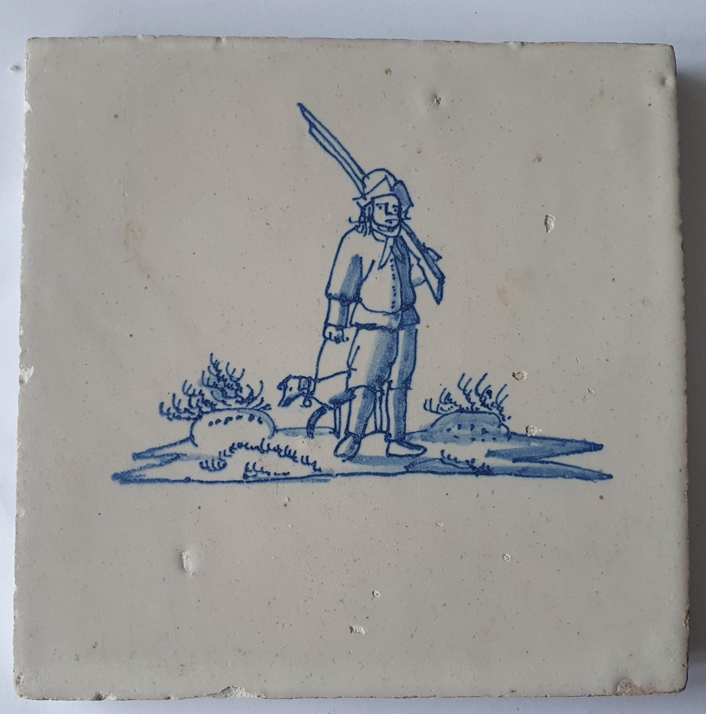 Delftse tegel uit de late 17e eeuw, een jager met hond; antieke Delft Blue Dutch 17e eeuw, verzameltegel, backsplash, fireplace