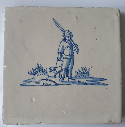 Delftse tegel uit de late 17e eeuw, een jager met hond; antieke Delft Blue Dutch 17e eeuw, verzameltegel, backsplash, fireplace