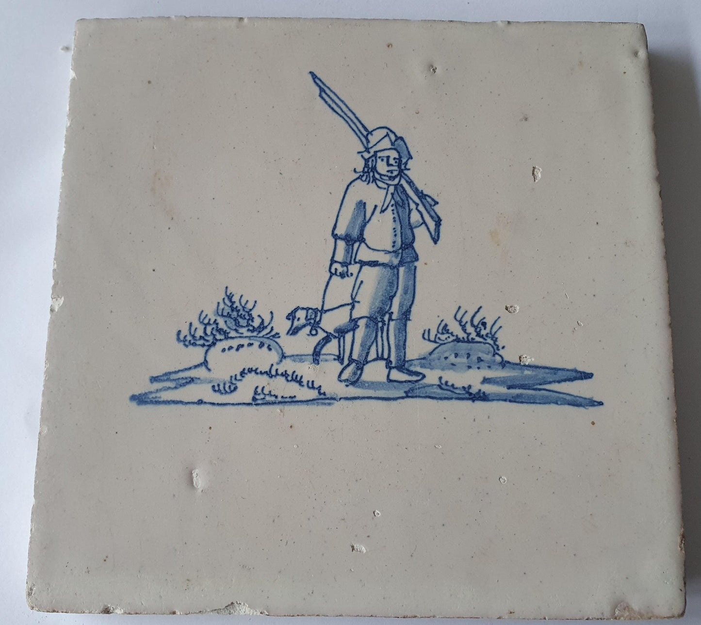 Delftse tegel uit de late 17e eeuw, een jager met hond; antieke Delft Blue Dutch 17e eeuw, verzameltegel, backsplash, fireplace