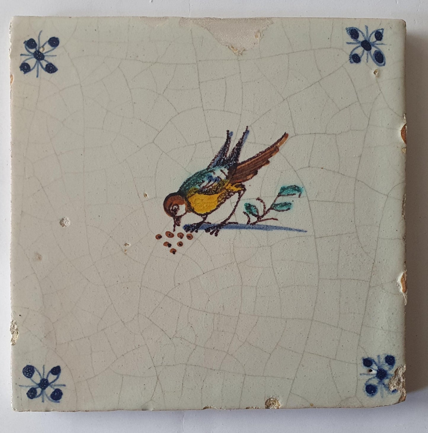 Delftse tegel met een pikkende  vogel, polychroom; antieke Delft Blue Dutch 17e eeuw, verzameltegel, backsplash, fireplace