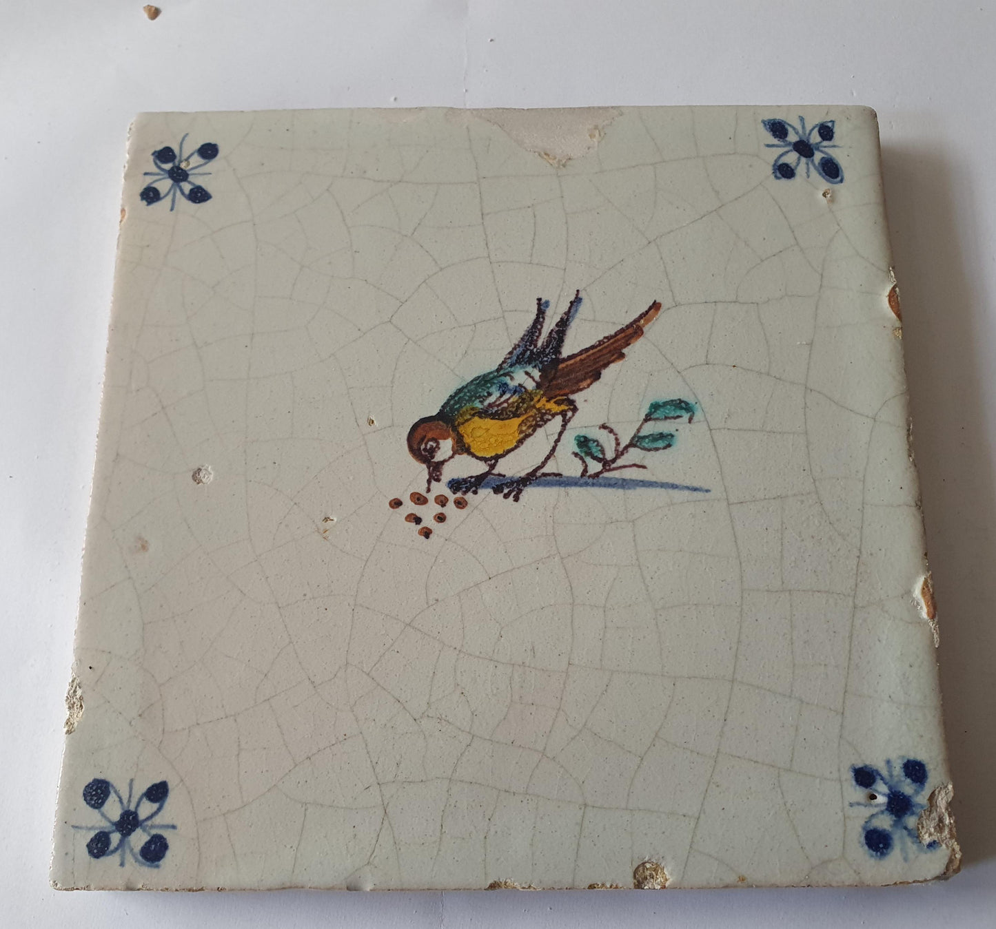 Delftse tegel met een pikkende  vogel, polychroom; antieke Delft Blue Dutch 17e eeuw, verzameltegel, backsplash, fireplace