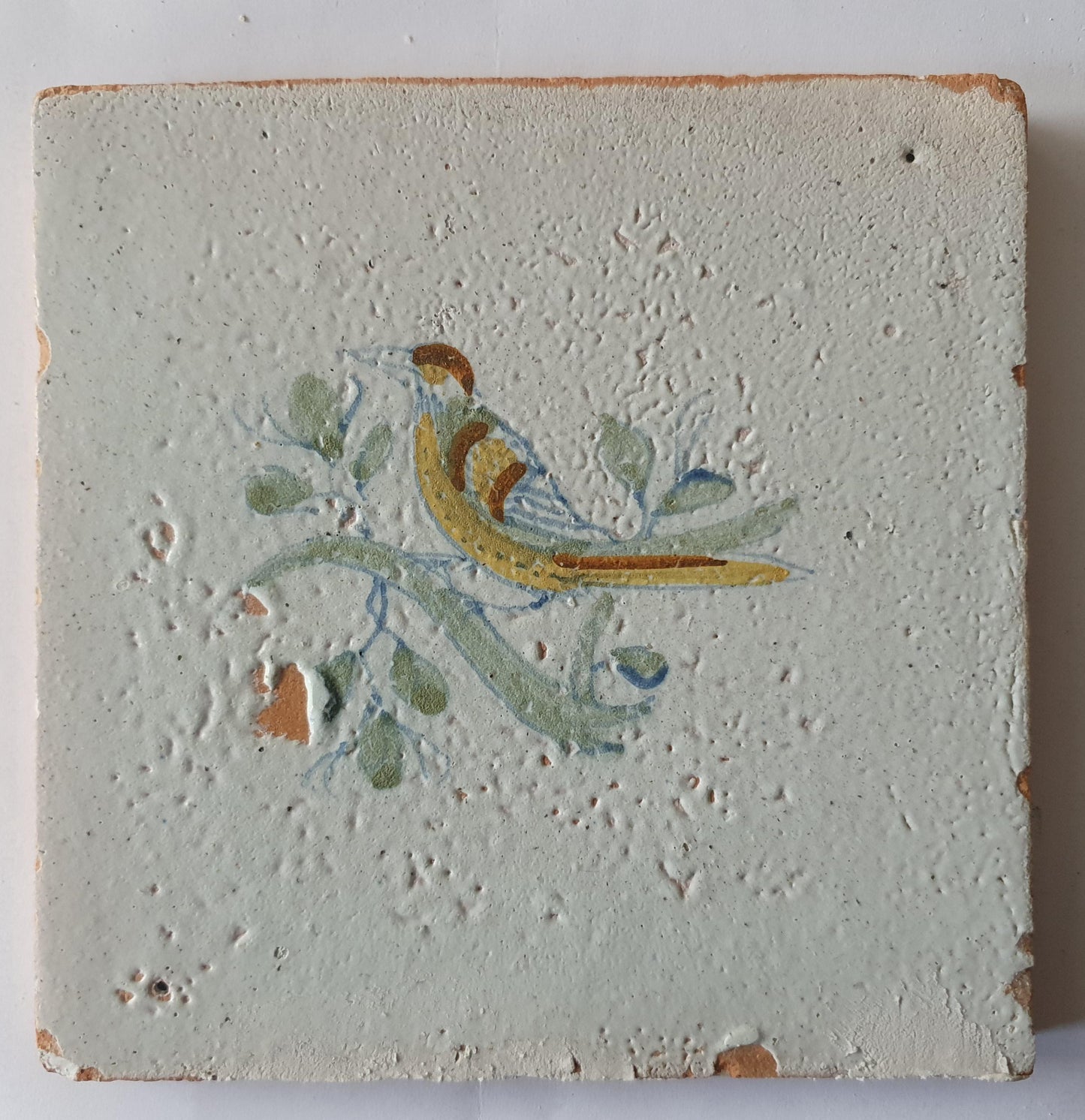Delftse tegel met een vogel op een tak, polychroom; antieke Delft Blue Dutch 17e eeuw, verzameltegel, backsplash, fireplace