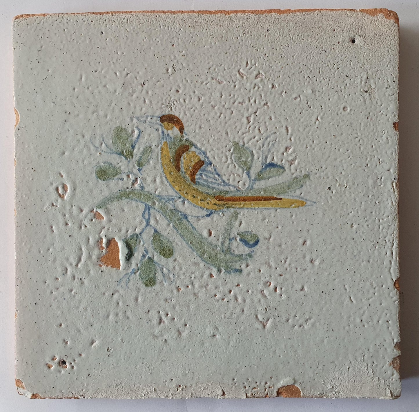 Delftse tegel met een vogel op een tak, polychroom; antieke Delft Blue Dutch 17e eeuw, verzameltegel, backsplash, fireplace