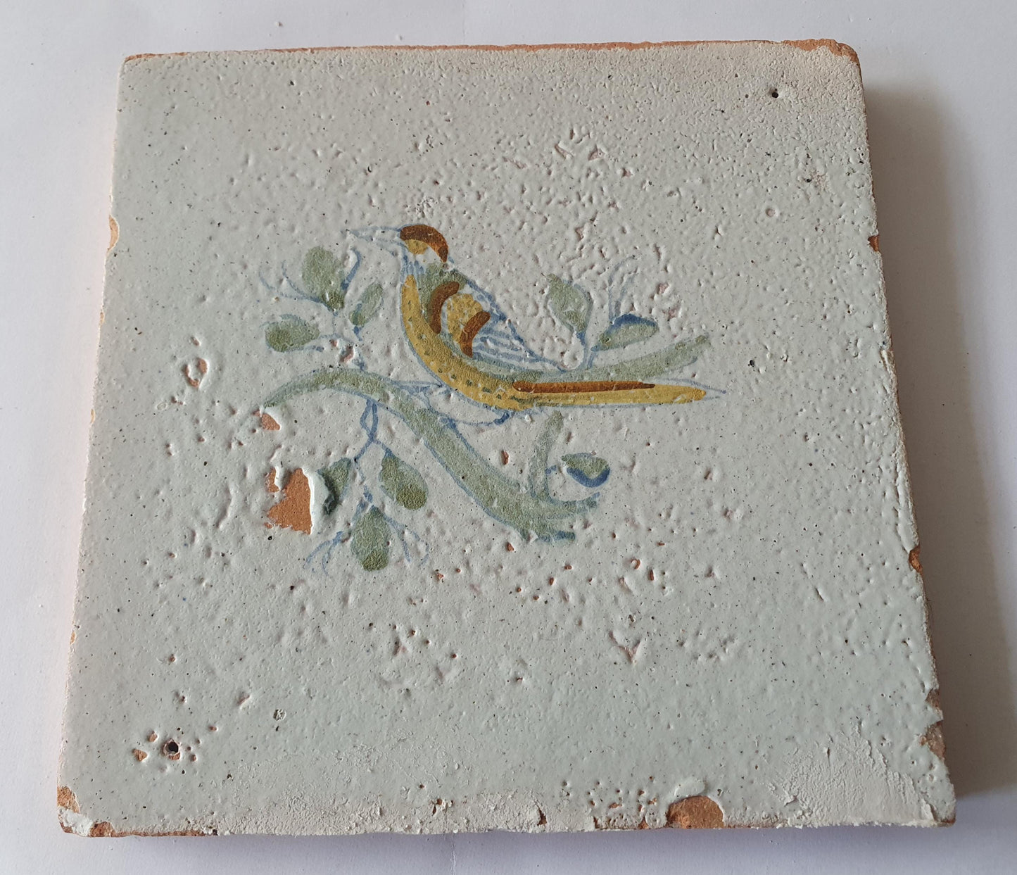 Delftse tegel met een vogel op een tak, polychroom; antieke Delft Blue Dutch 17e eeuw, verzameltegel, backsplash, fireplace