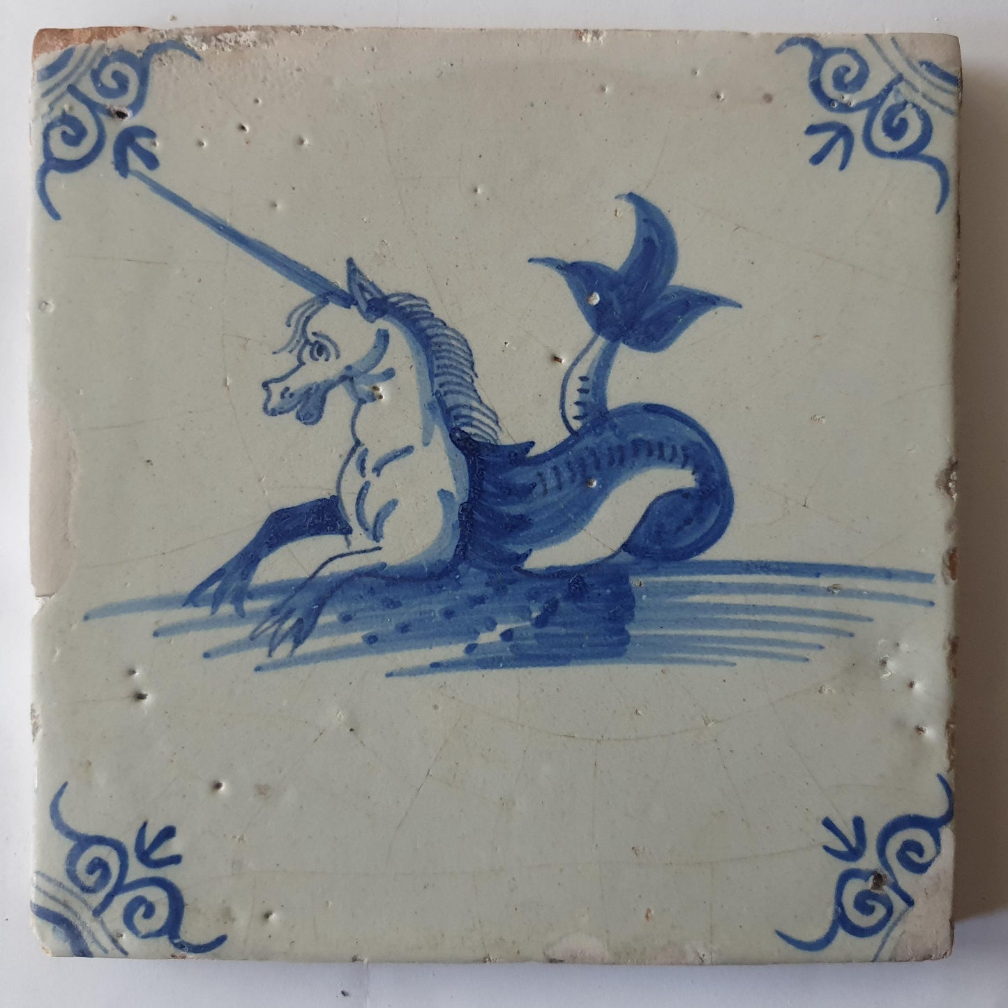 Delftse tegel met een eenhoorn, zeewezen, mythisch dier; antieke Delft Blue Dutch 17e eeuw, verzameltegel, backsplash, fireplace