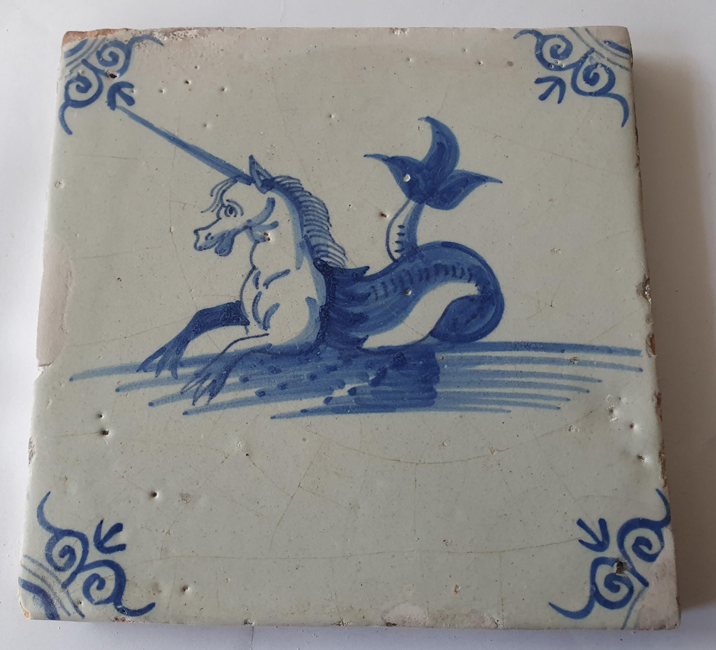 Delftse tegel met een eenhoorn, zeewezen, mythisch dier; antieke Delft Blue Dutch 17e eeuw, verzameltegel, backsplash, fireplace