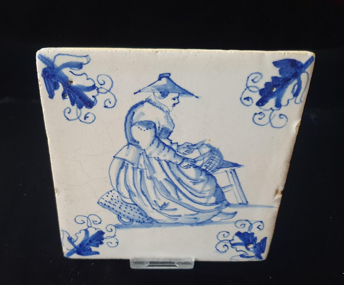 Delftse tegel met toont een marktvrouw met een mes in haar hand; antieke Delft Blue Dutch 17e eeuw, verzameltegel, backsplash, fireplace