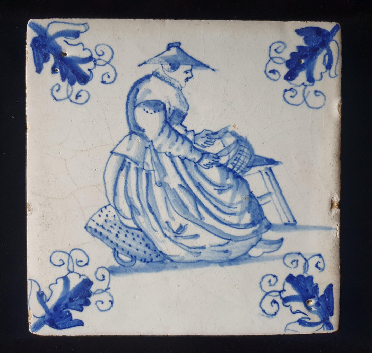 Delftse tegel met toont een marktvrouw met een mes in haar hand; antieke Delft Blue Dutch 17e eeuw, verzameltegel, backsplash, fireplace
