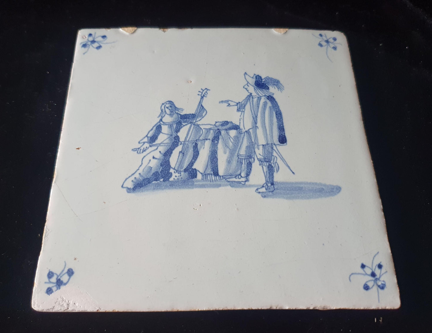 Grauda Tile - Dutch master Pytter Grauda - lady playing the cello - verzameltegel antieke Delft Blue Dutch 17e eeuw, rare