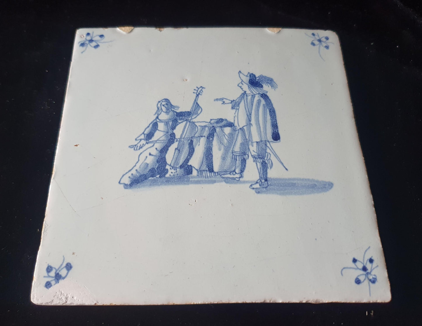 Grauda Tile - Dutch master Pytter Grauda - lady playing the cello - verzameltegel antieke Delft Blue Dutch 17e eeuw, rare