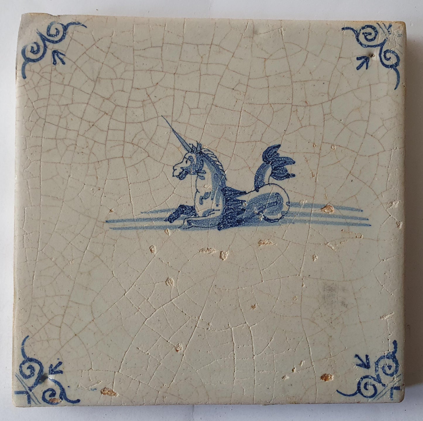 Delftse tegel met een eenhoorn, zeewezen, mythisch dier; antieke Delft Blue Dutch 17e eeuw, verzameltegel, backsplash, fireplace