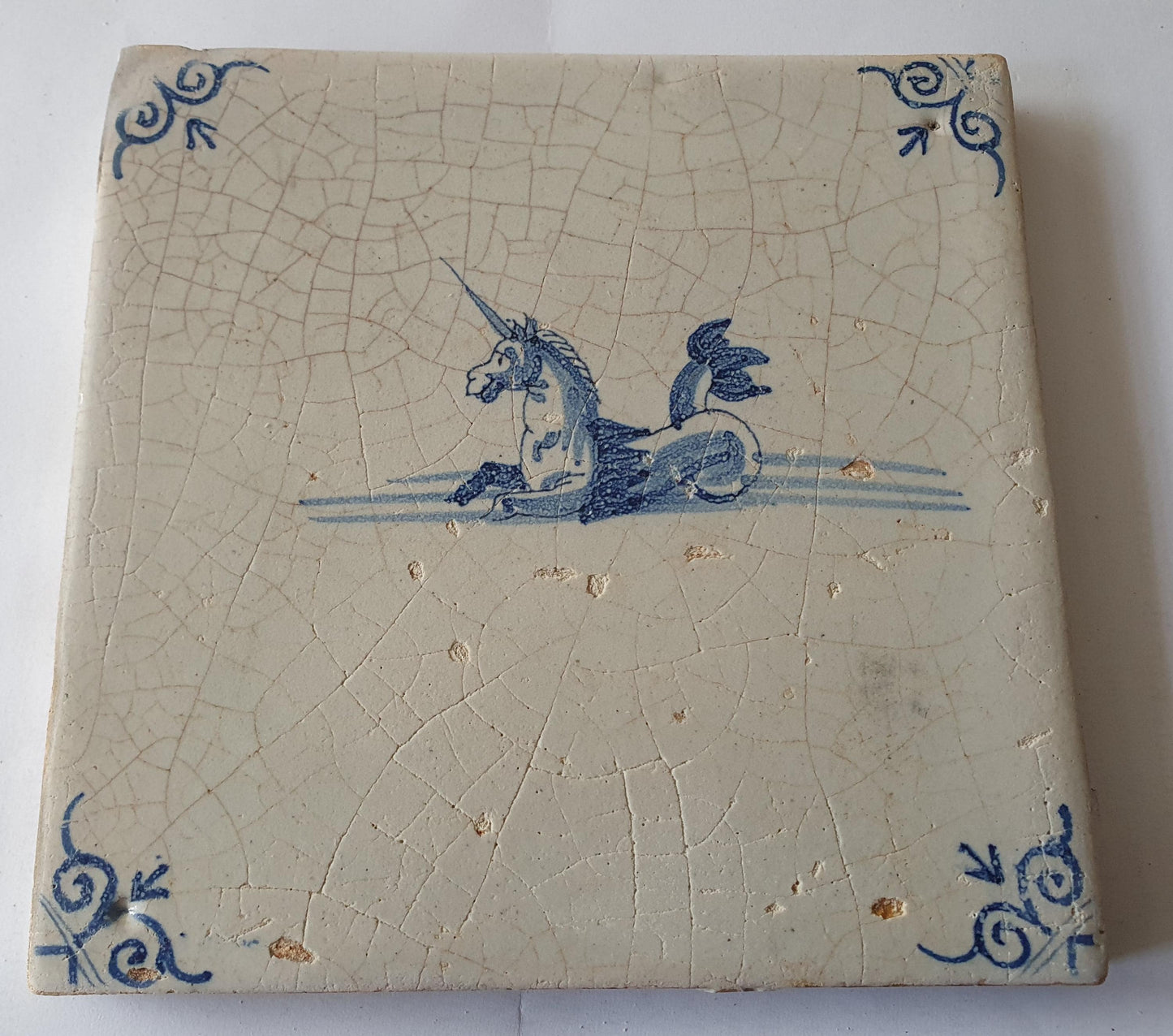 Delftse tegel met een eenhoorn, zeewezen, mythisch dier; antieke Delft Blue Dutch 17e eeuw, verzameltegel, backsplash, fireplace