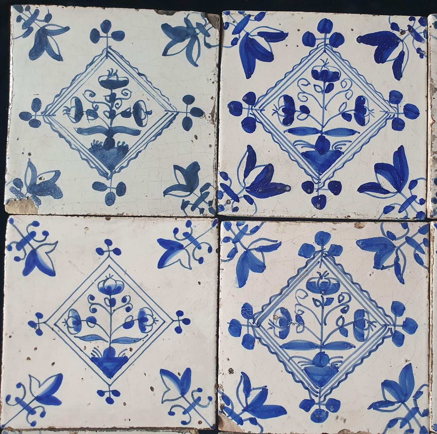 Set van 9 klassieke Delftse wandtegels stammen uit de 18e/19e eeuw. ; Delft Blue Dutch backsplash fireplace tiles.