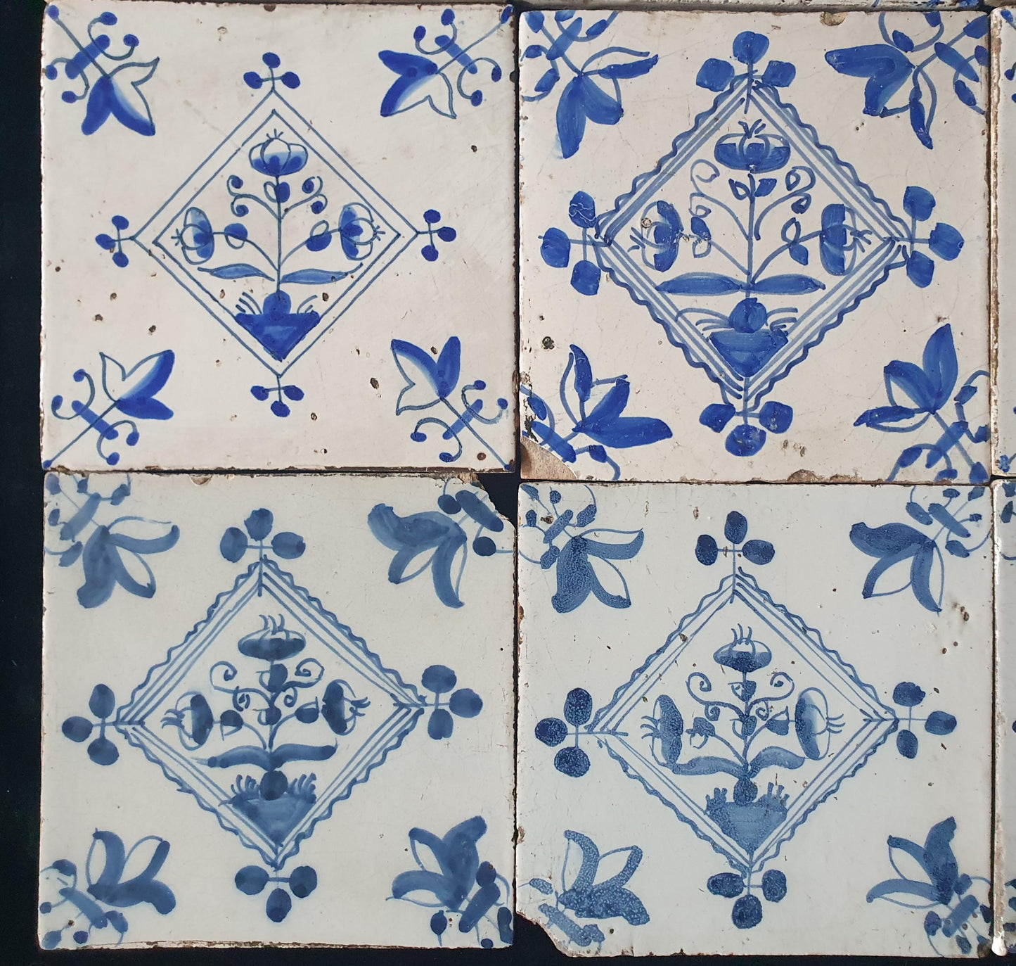 Set van 9 klassieke Delftse wandtegels stammen uit de 18e/19e eeuw. ; Delft Blue Dutch backsplash fireplace tiles.