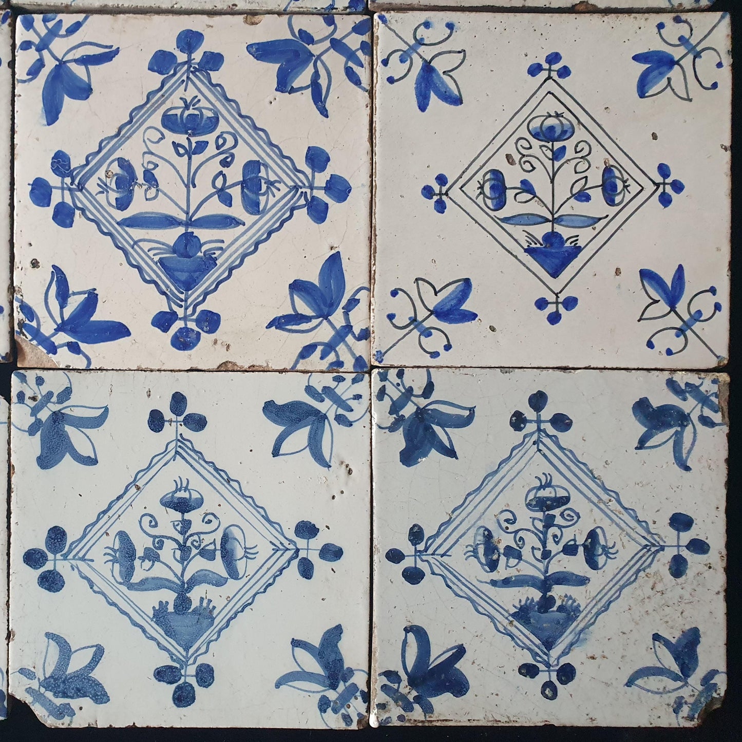 Set van 9 klassieke Delftse wandtegels stammen uit de 18e/19e eeuw. ; Delft Blue Dutch backsplash fireplace tiles.