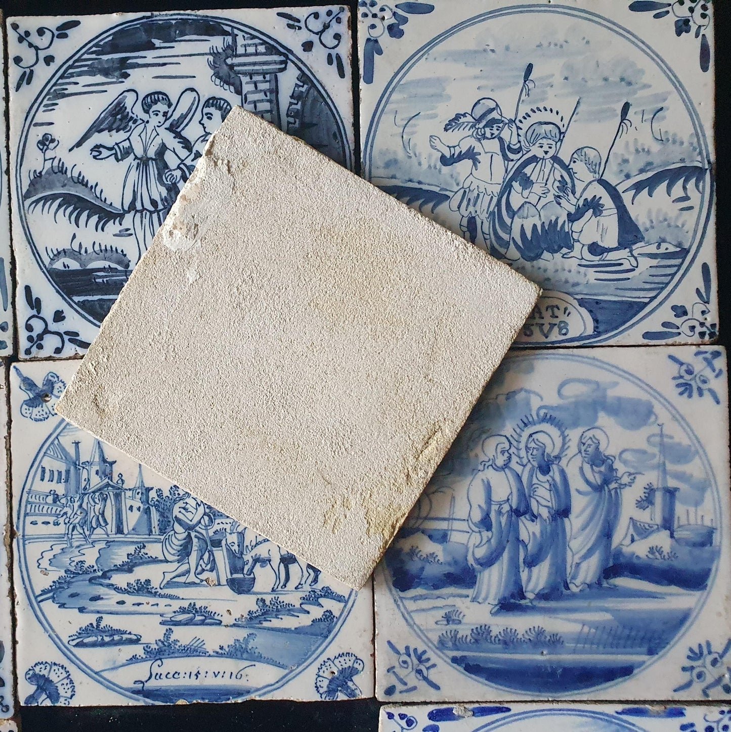 Een set van circa 9 tegels uit de 18e/19e eeuw tilepanel . De tegels tonen een verscheidenheid aan Bijbelse taferelen,  voor backsplash of fireplace.