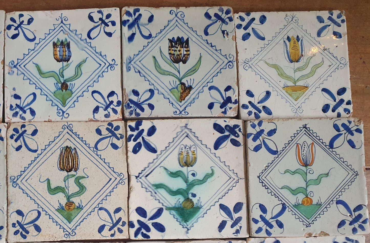 24 antieke Delftse tulptegels, polychrome kwadraattegels, 1e helft van de 17e eeuw. Delft Blue Dutch tulip tiles, verzameltegel, backsplash