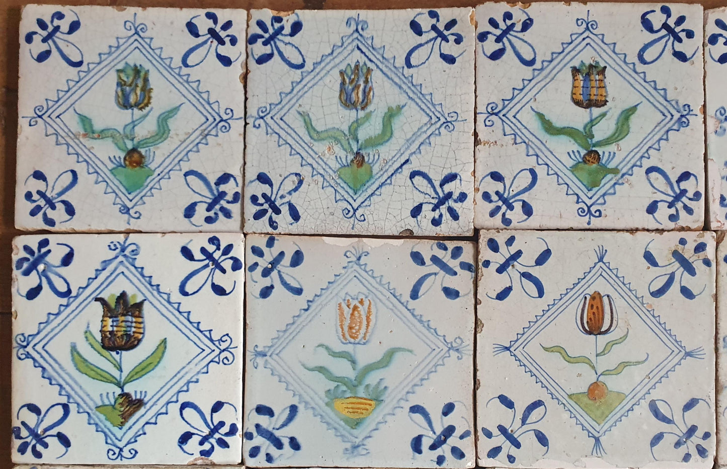 24 antieke Delftse tulptegels, polychrome kwadraattegels, 1e helft van de 17e eeuw. Delft Blue Dutch tulip tiles, verzameltegel, backsplash