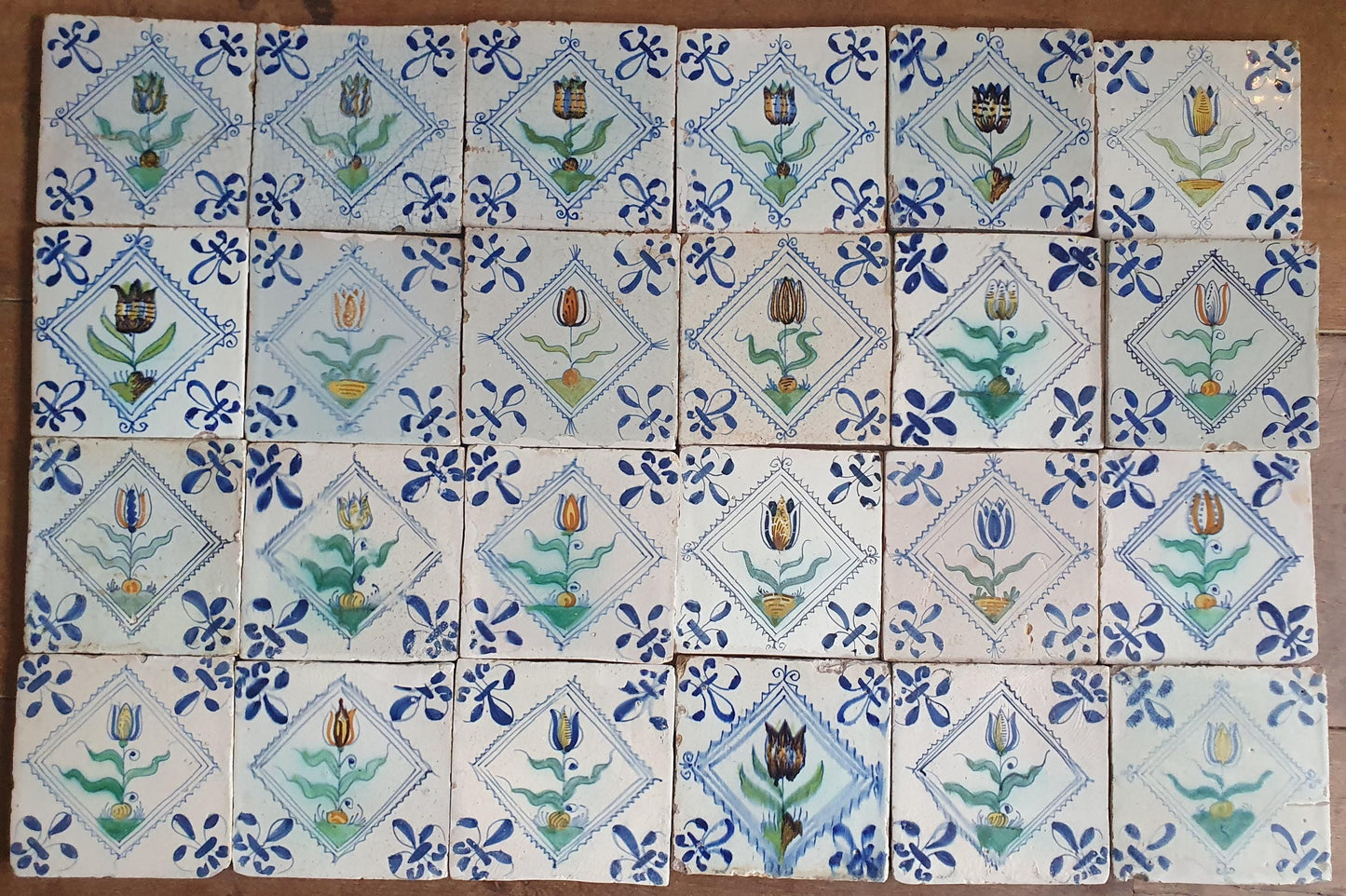 24 antieke Delftse tulptegels, polychrome kwadraattegels, 1e helft van de 17e eeuw. Delft Blue Dutch tulip tiles, verzameltegel, backsplash