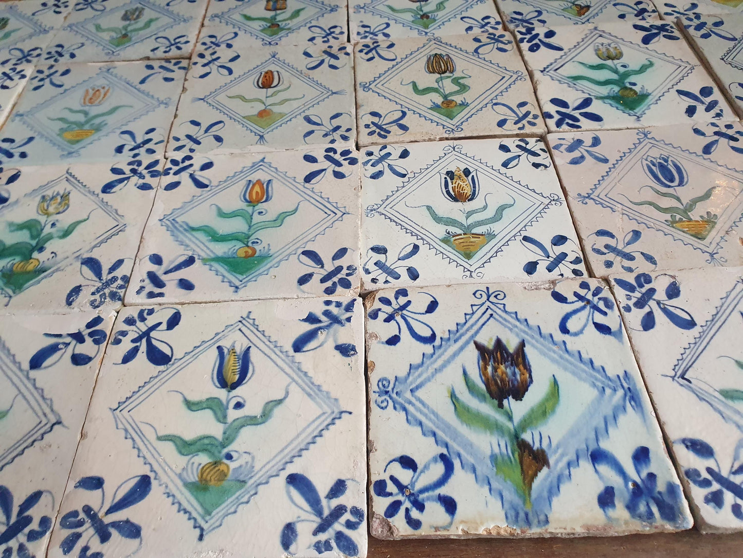 24 antieke Delftse tulptegels, polychrome kwadraattegels, 1e helft van de 17e eeuw. Delft Blue Dutch tulip tiles, verzameltegel, backsplash