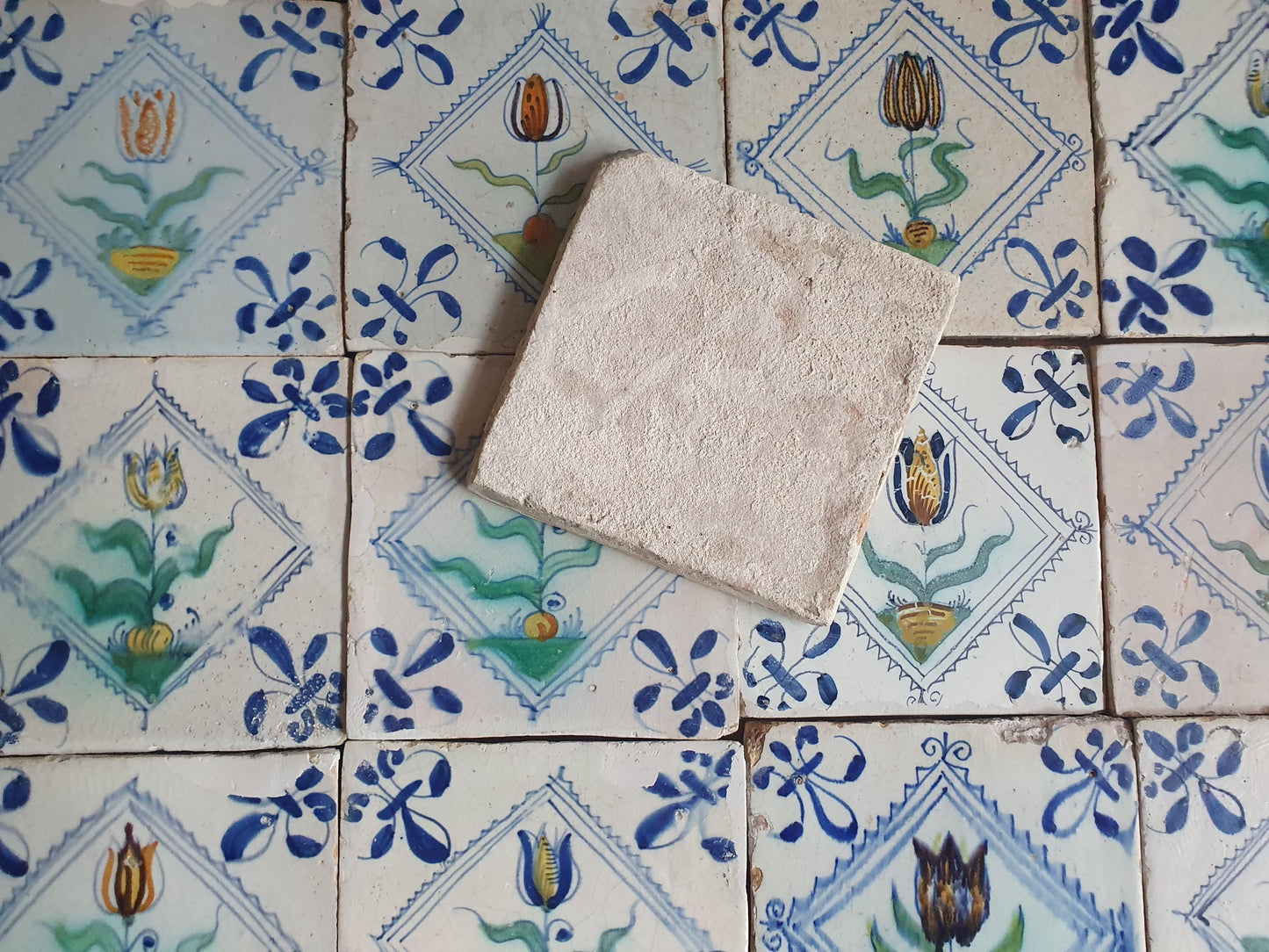 24 antieke Delftse tulptegels, polychrome kwadraattegels, 1e helft van de 17e eeuw. Delft Blue Dutch tulip tiles, verzameltegel, backsplash